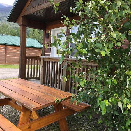 Beaver Creek Lodge And Cabins McBride ภายนอก รูปภาพ